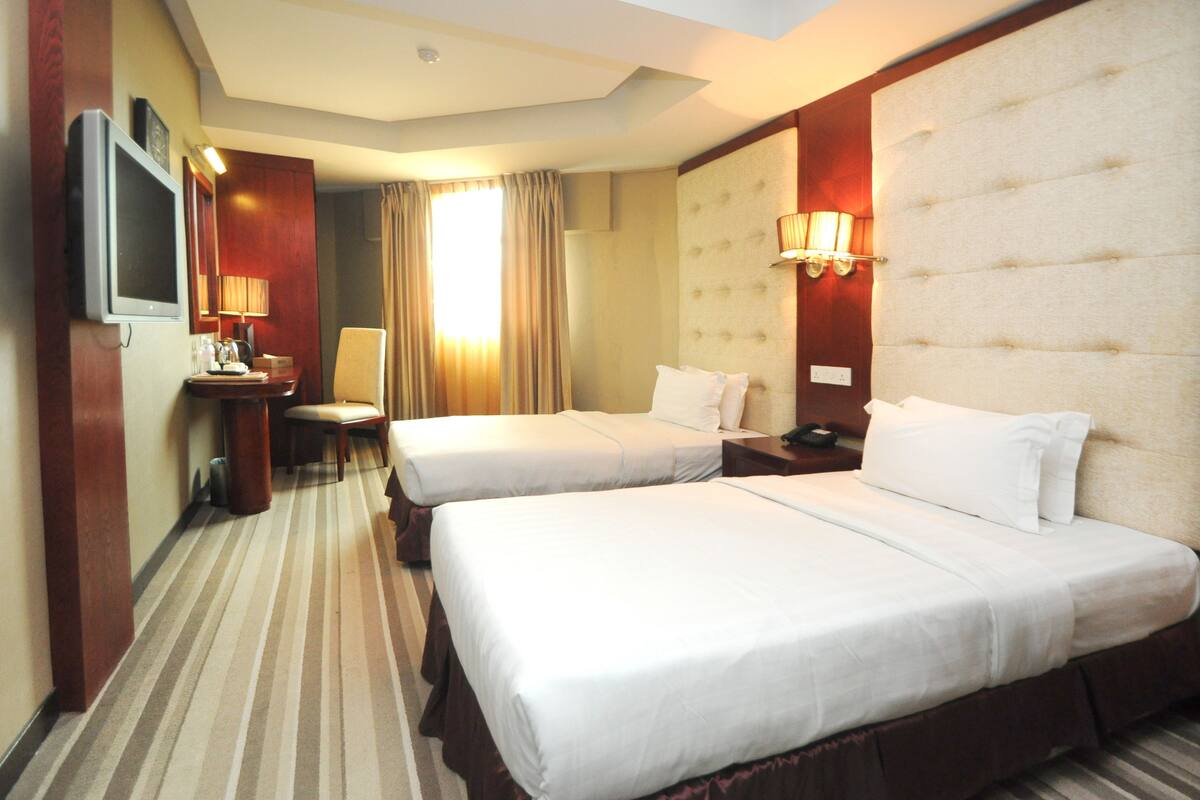 Deluxe Room | In-room safe, desk, soundproofing, iron/ironing board (on request)