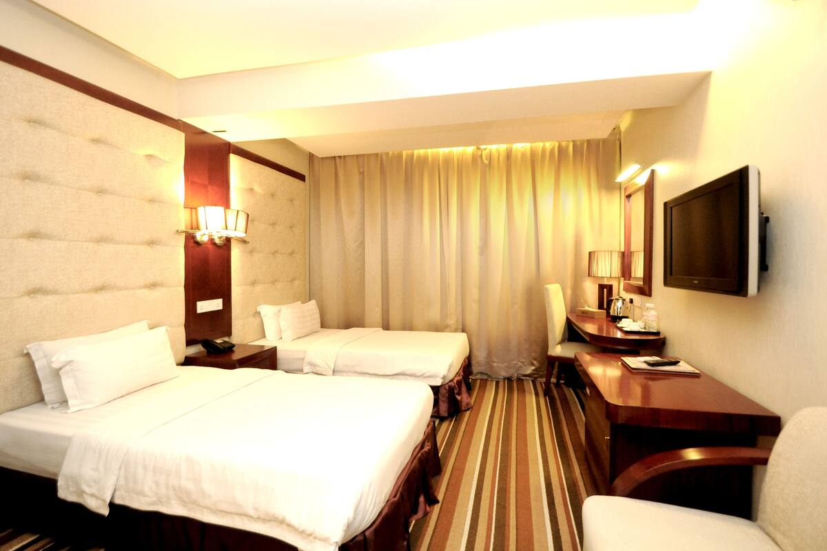 Deluxe Suite | Peti besi dalam bilik, meja, kalis bunyi, seterika/papan seterika