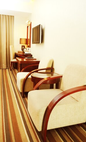 Deluxe Suite Room | In-room safe, desk, soundproofing, iron/ironing board