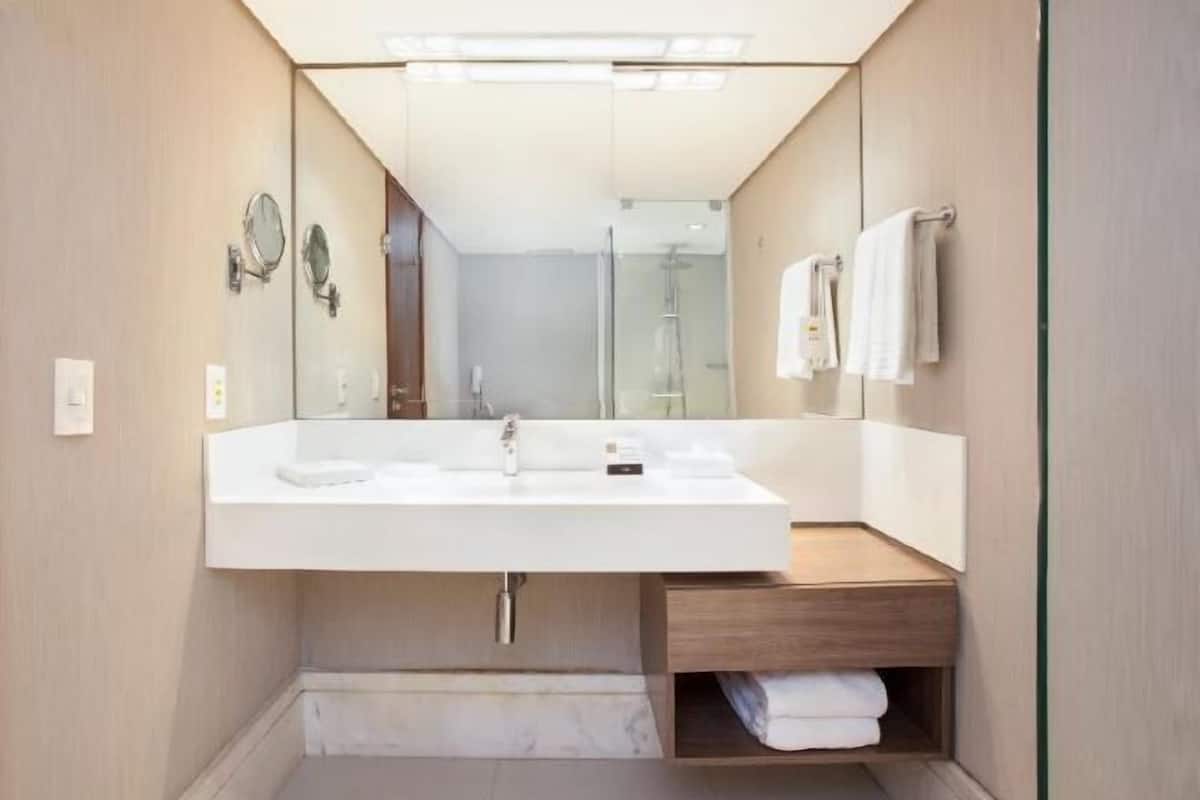 Badkamer | Een douche, een regendouche, designer toiletartikelen, een haardroger