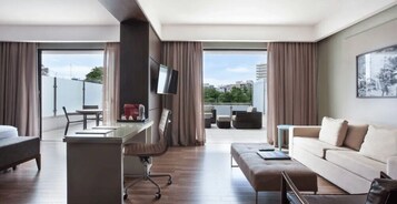 Junior Suite | Pillowtop beds, minibar, in-room safe, desk