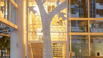 2 restaurants, breakfast, lunch, dinner served; international cuisine