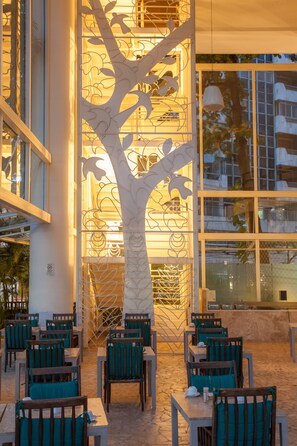 2 restaurantes, café da manhã, culinária internacional