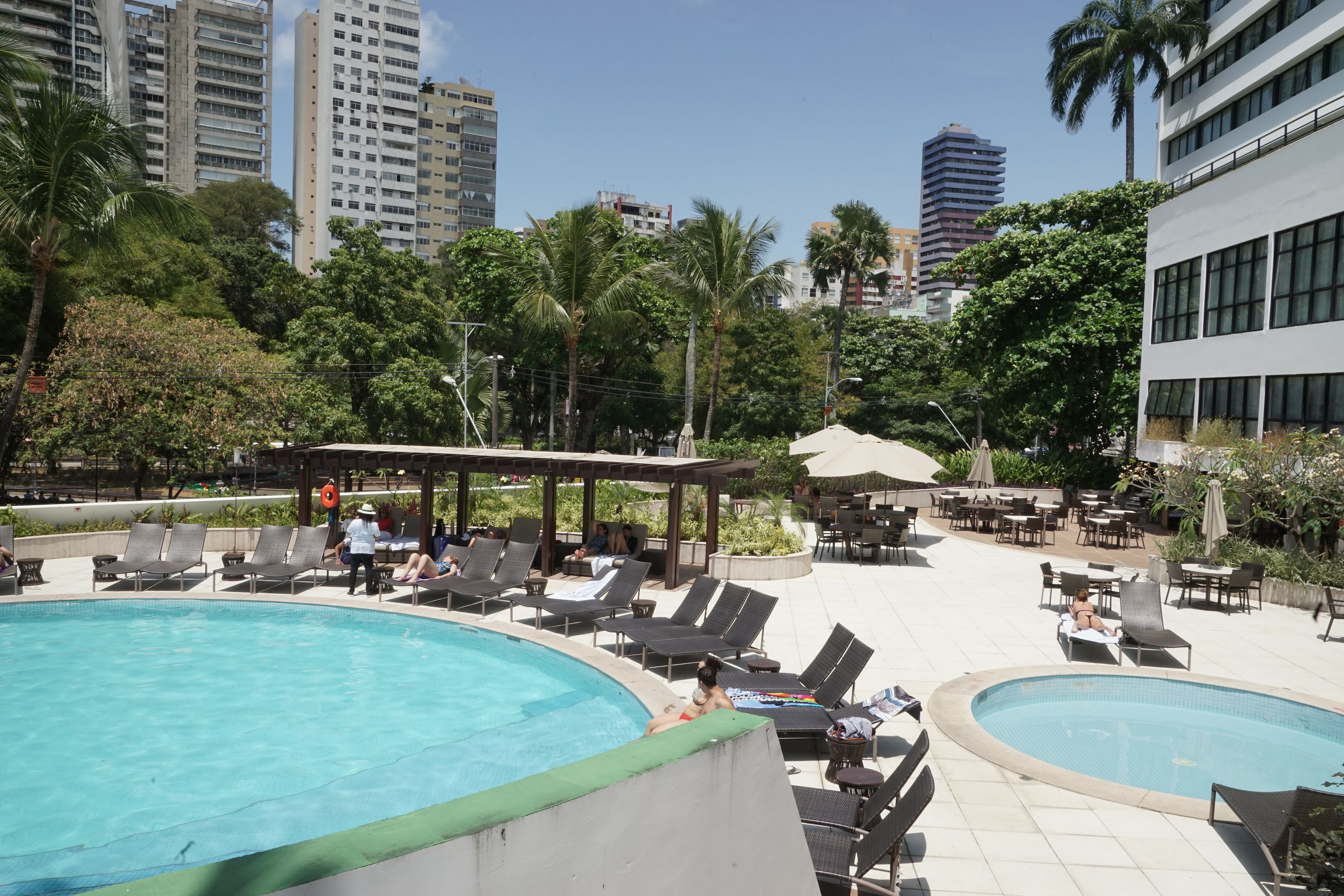 2 สระว่ายน้ำกลางแจ้ง, ร่มริมสระว่ายน้ำ, เก้าอี้อาบแดดริมสระ