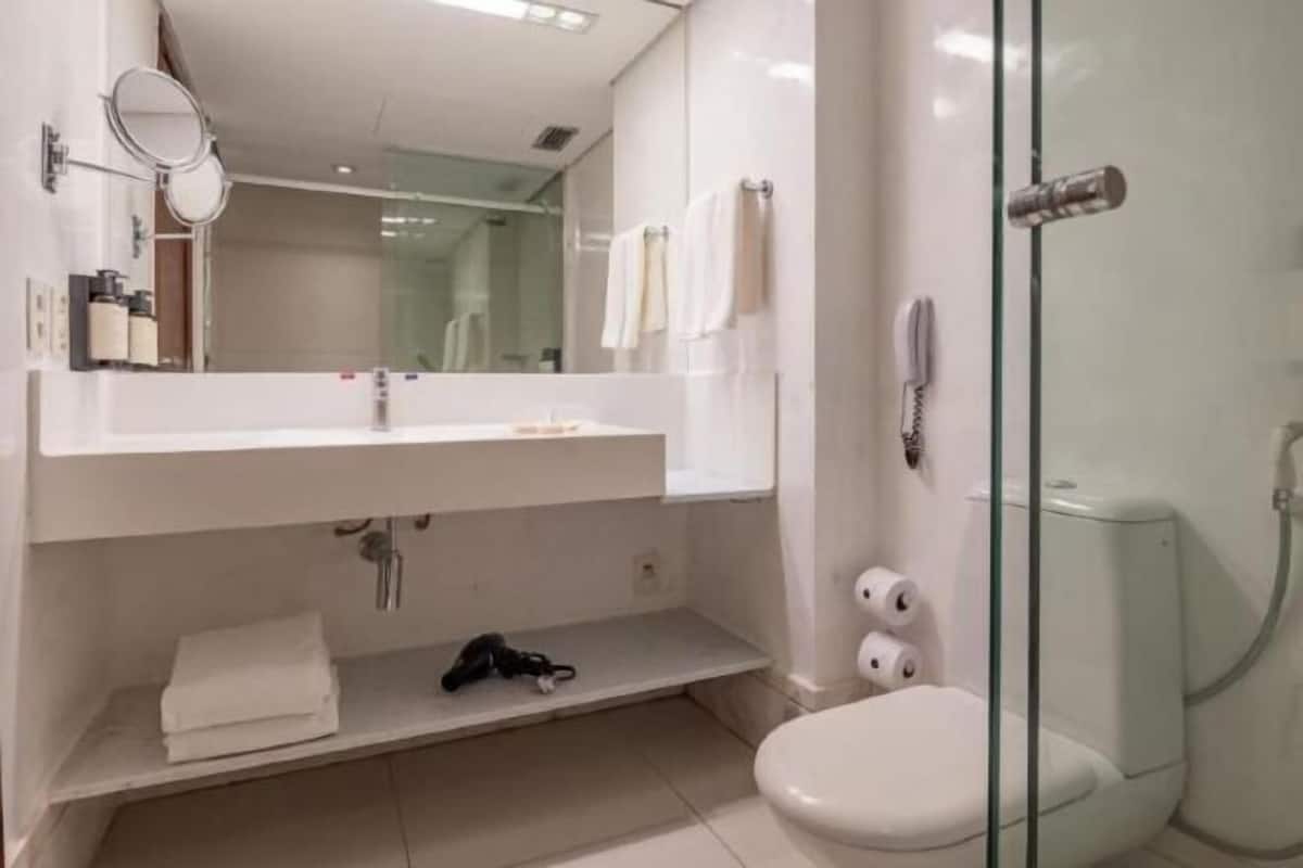 Badkamer | Een douche, een regendouche, designer toiletartikelen, een haardroger