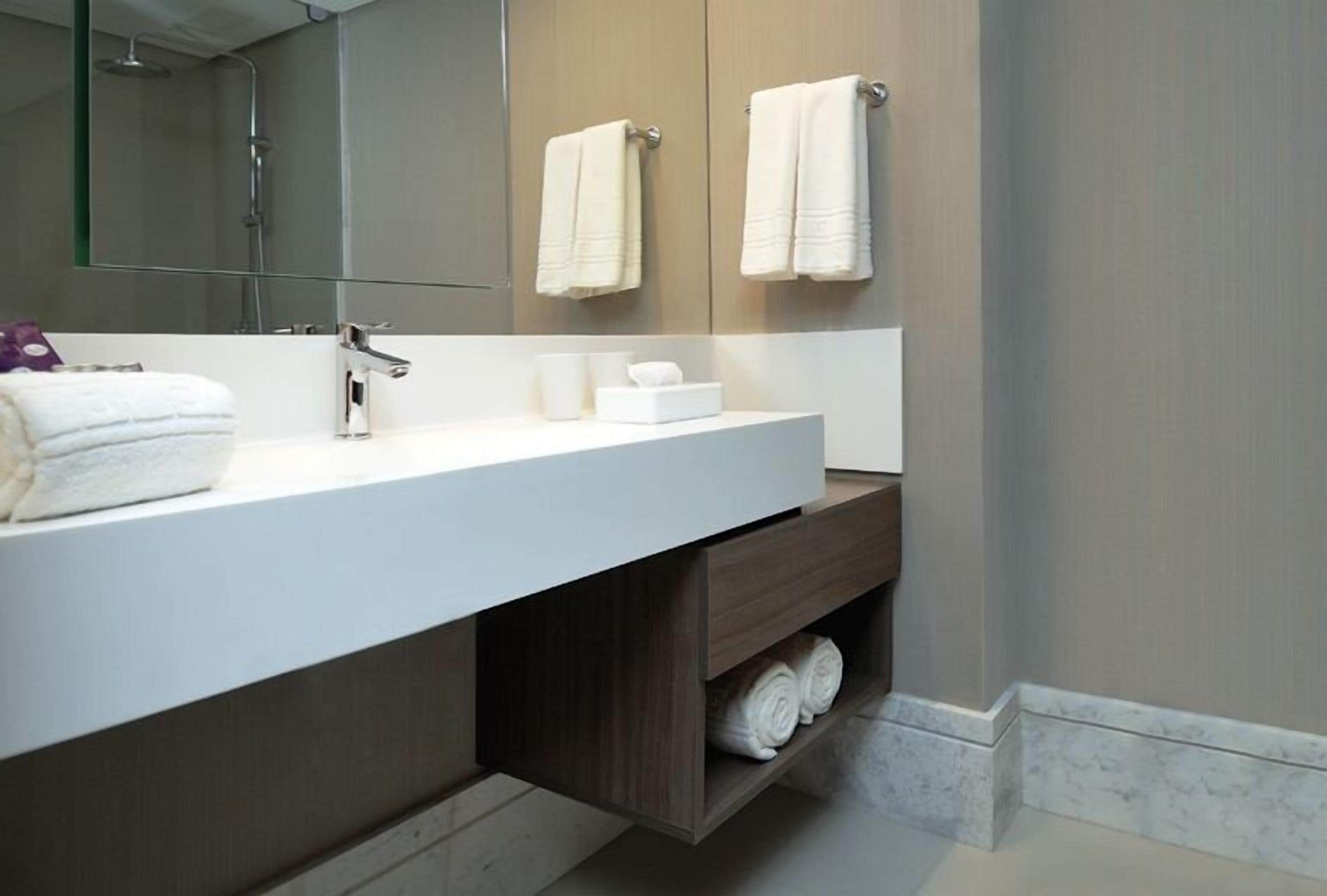 40-inch led tv with cable channels, tv, ipod dock