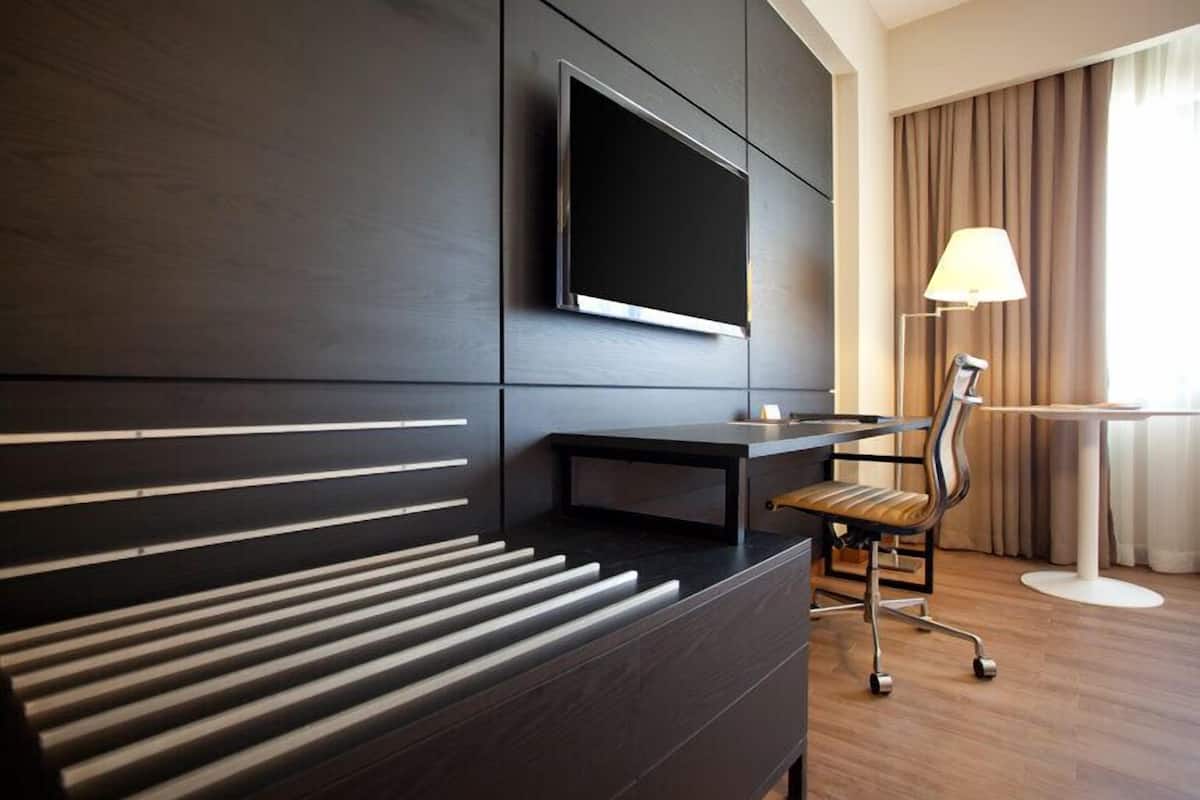 1 bedroom, pillow-top beds, minibar, in-room safe