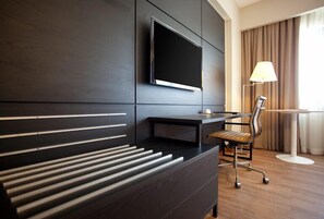 Camas con pillow-top, minibar y caja de seguridad en la habitación 