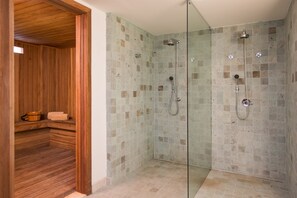 Behandelingskamers voor koppels, een sauna, een bubbelbad