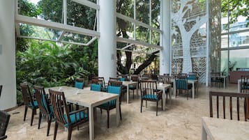 2 restaurantes: opção de café da manhã, almoço e jantar