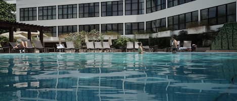 2 piscines extérieures, parasols de plage, chaises longues