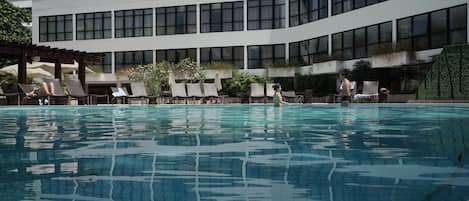 2 piscines extérieures, parasols de plage, chaises longues