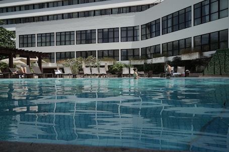 2 piscinas al aire libre, sombrillas, sillones reclinables de piscina