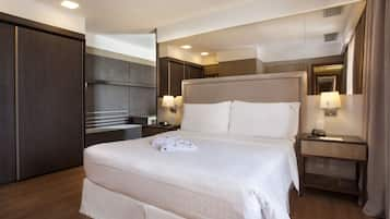 Executive Suite | Pillowtop beds, minibar, in-room safe, desk