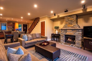 Televisión LCD, chimenea, reproductor de DVD y estación para iPod 