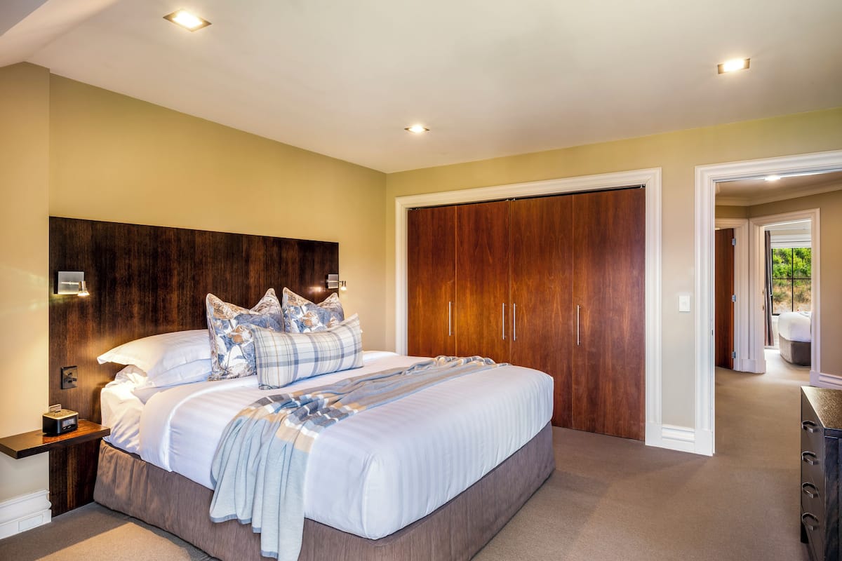 3 bedrooms, premium bedding, pillow-top beds, desk