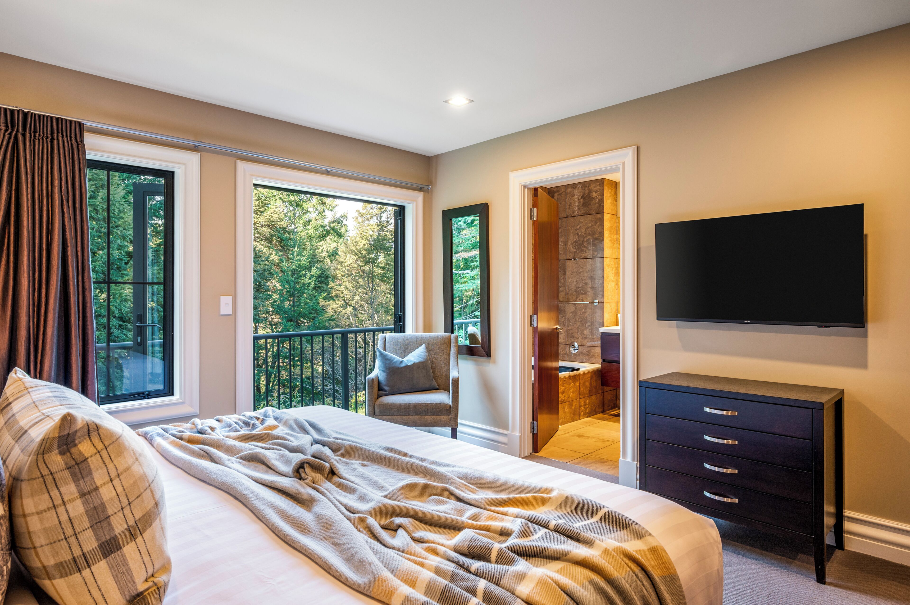 3 bedrooms, premium bedding, pillowtop beds, desk