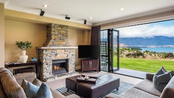 3 bedrooms, premium bedding, pillow-top beds, desk