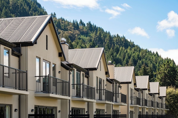 Vista frontal de la propiedad