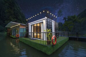 Malayana Floating Villa (2 adults) | Lago