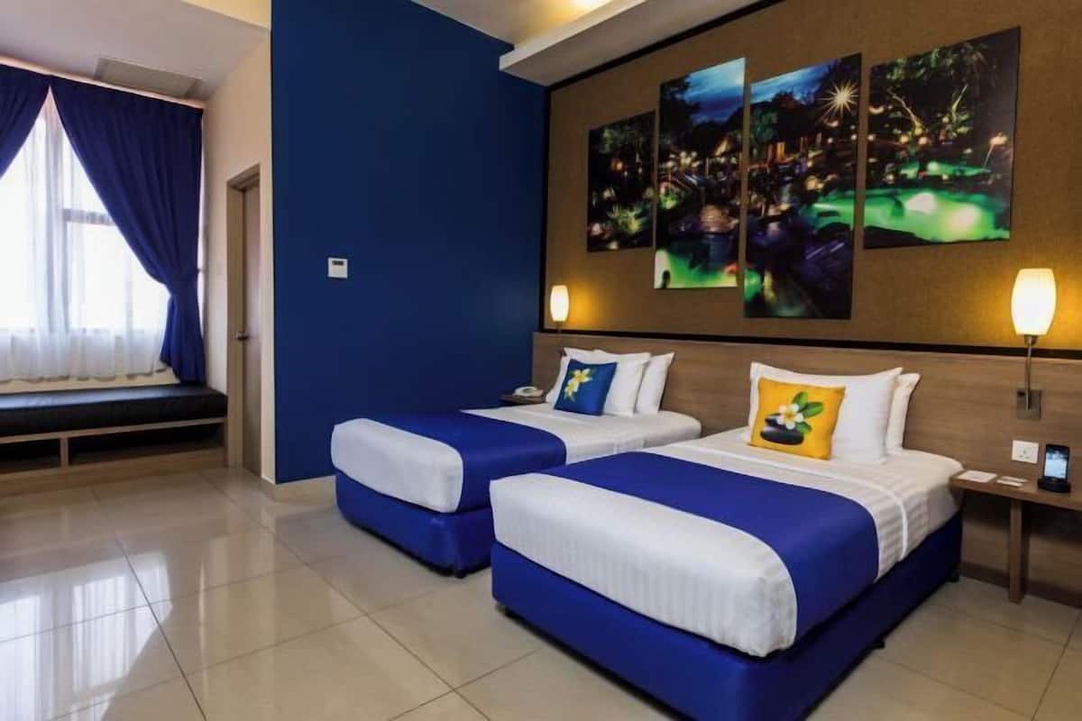 In-room safe, WiFi (free), bed sheets