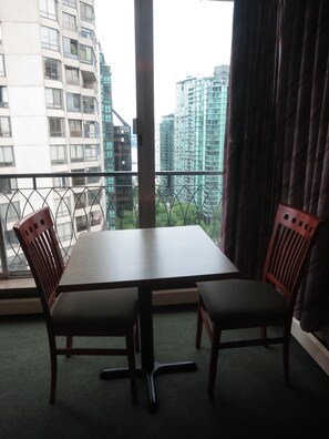 Dining - Tropicana Suite Hotel (Vancouver)