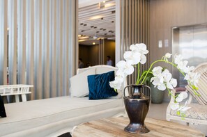 Lobby sitting area - Mirage Express Patong Phuket Hotel (Patong)