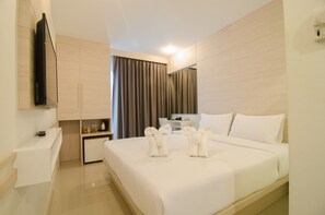Premium bedding, in-room safe, blackout curtains, free WiFi