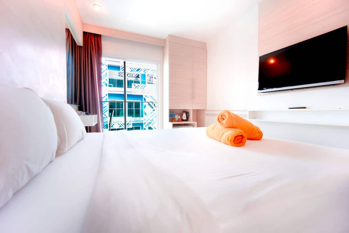Premium bedding, in-room safe, blackout curtains, free WiFi