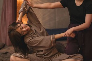 전신 트리트먼트, 아로마테라피, 타이 마사지, 바디 스크럽, 페이셜 트리트먼트, 매니큐어/페디큐어
