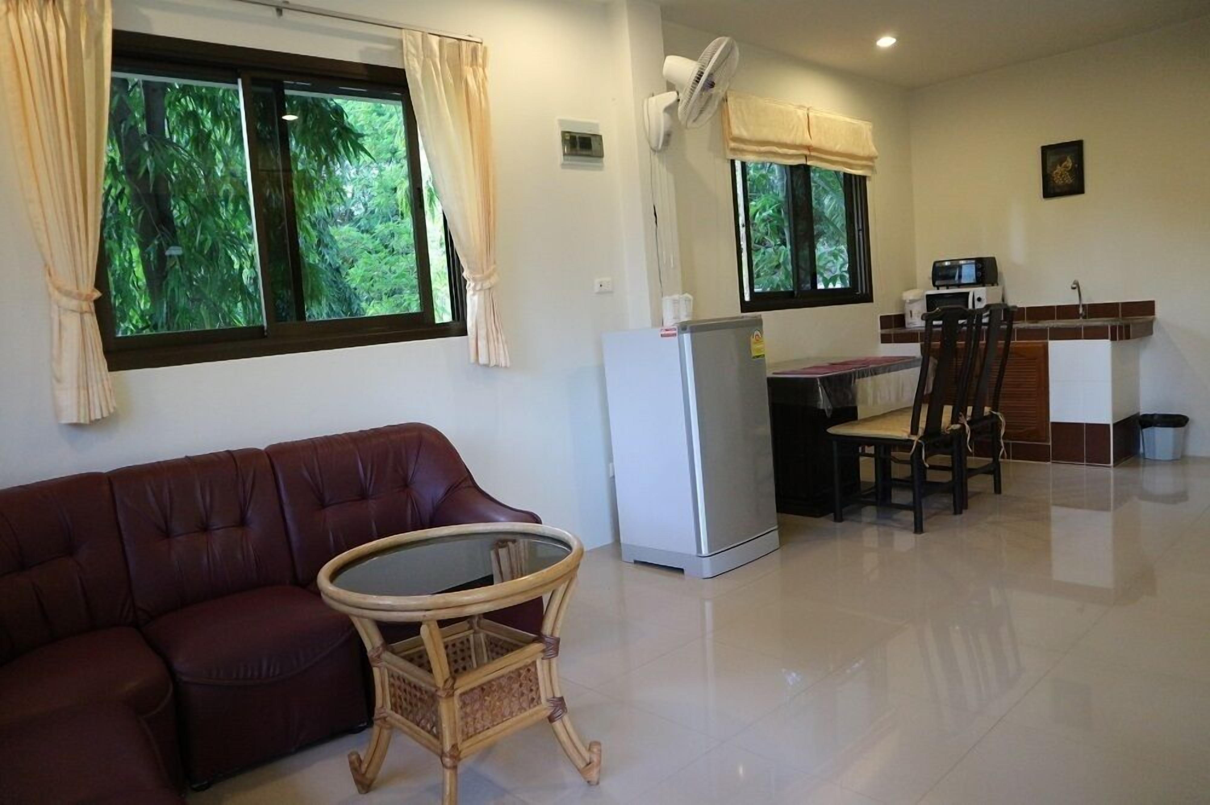 Deluxe Bungalow | Blackout curtains, bed sheets