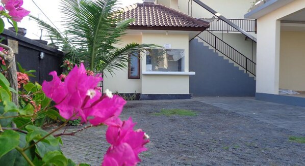 Pintu masuk properti