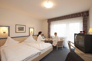 In-room safe, desk, laptop workspace, free WiFi - Hotel Rückert (Nistertal)