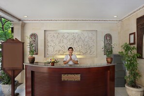 ฝ่ายต้อนรับ