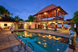 สระว่ายน้ำกลางแจ้ง เปิด 9:00 น. ถึง 18:00 น., คาบาน่าฟรี