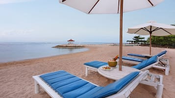 ビーチ、サンラウンジャー、ビーチパラソル