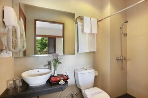 A bathroom with a sink, toilet, and shower. - Respati Beach Hotel (Denpasar)