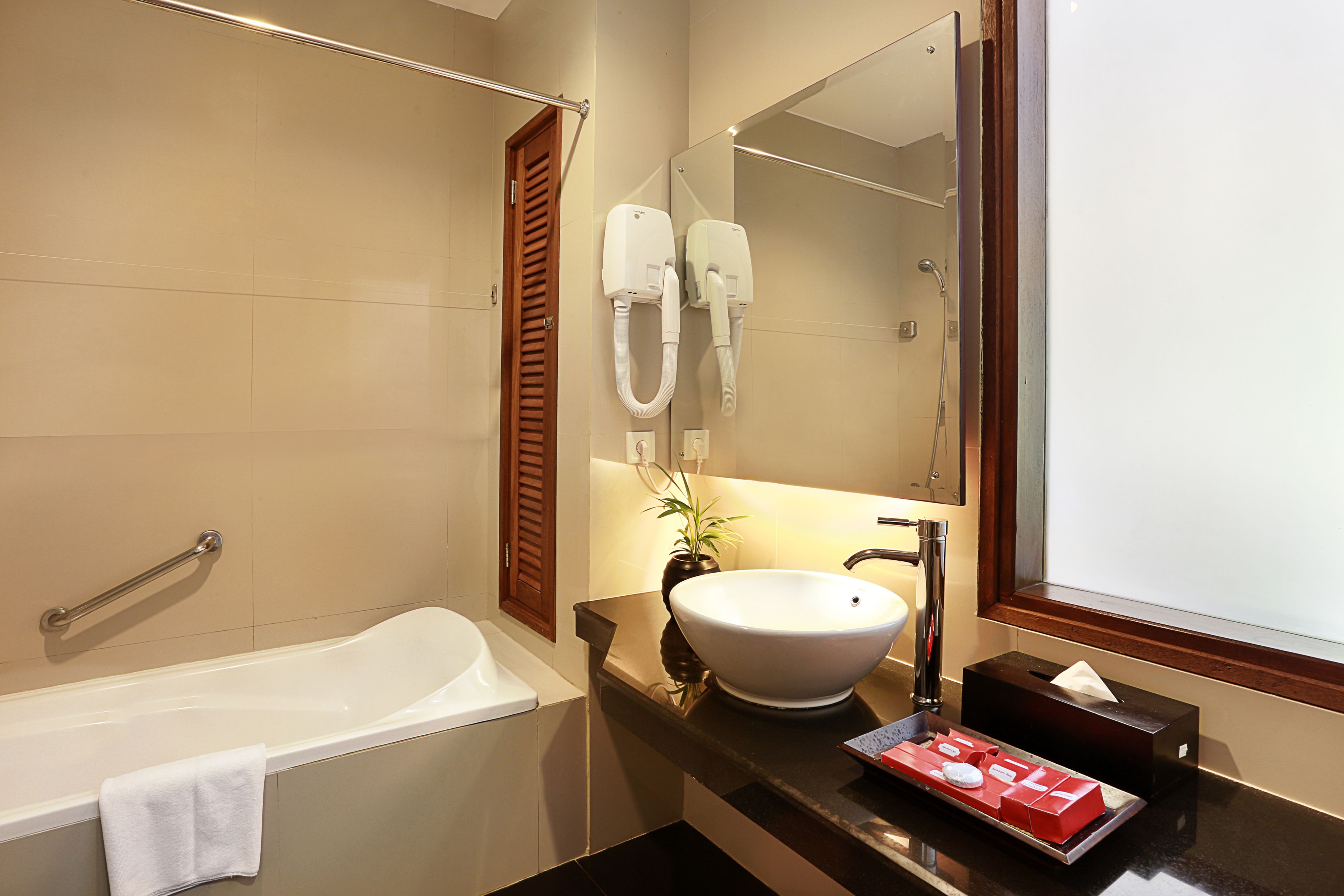 deluxe room (ground floor) | bathroom | free toiletries, hair dryer, slippers, towels
