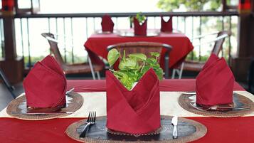 朝食、ランチ、ディナーに営業 (インドネシア料理、ビーチビュー)