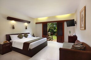 Minibar, in-room safe, desk, laptop workspace - Respati Beach Hotel (Denpasar)