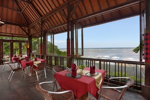 Se sirven desayunos y almuerzos; cocina indonesia; con vista a la playa