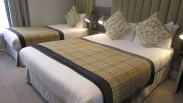 Habitación triple | Caja de seguridad en la habitación y decoración personalizada