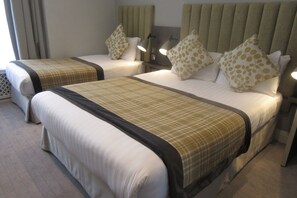 三人房 | 客房內保險箱、獨特裝潢、布置獨特、書桌