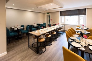 Desayuno continental todos los días (GBP 10 por persona)