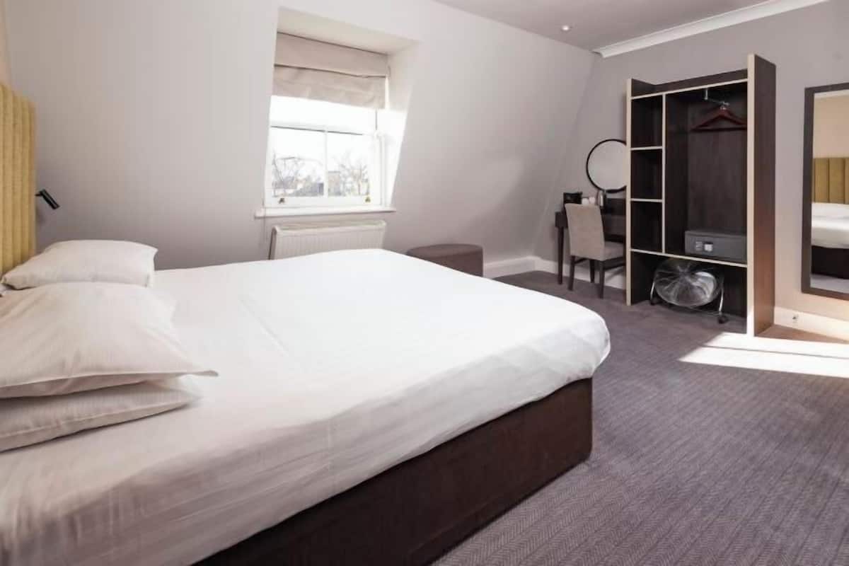 In-room safe, individually decorated, individually furnished, desk