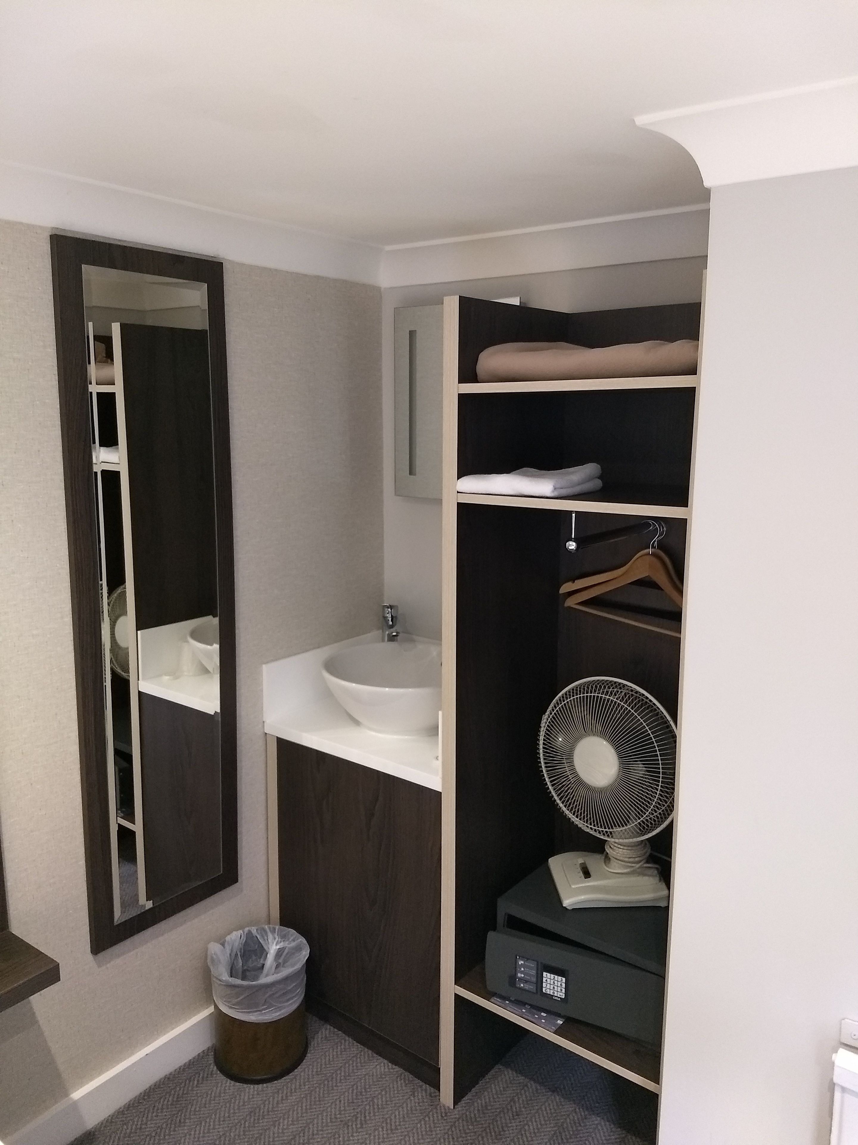 single room (external private bathroom ) | bathroom sink