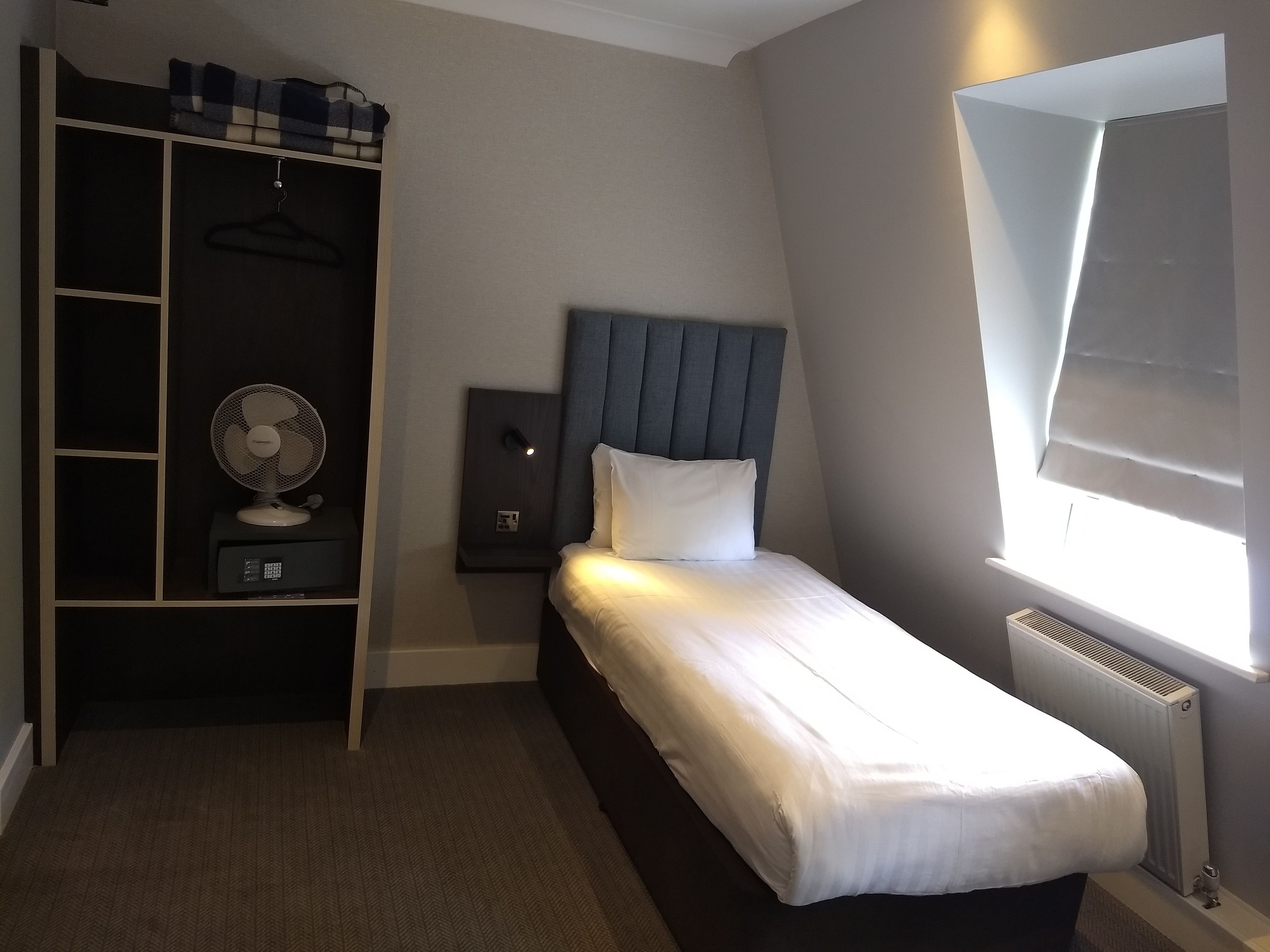 triple room | in-room safe, individually decorated, individually furnished, desk