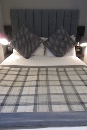 In-room safe, individually decorated, individually furnished, desk - Garden Court Hotel (London)