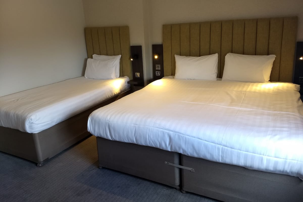 Dreibettzimmer | Zimmersafe, individuell dekoriert, individuell eingerichtet