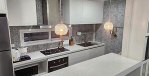 Refrigerador, silla alta para bebés